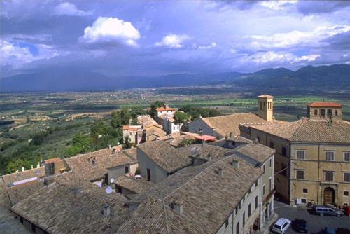 L'Arco Romanico Монтефалько Экстерьер фото